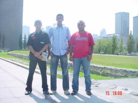 c est mon frerooooo il est a canada ..............peace and love