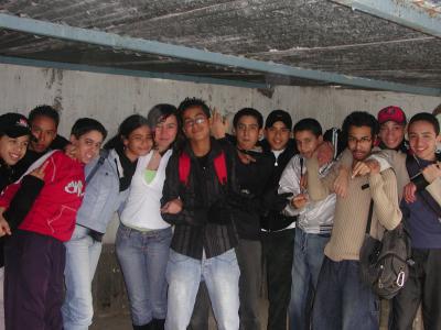 ma clike .................bande de fou  .toujours mloi au milieu avec hanane et de gauche a droit c est que mes amis  de classe