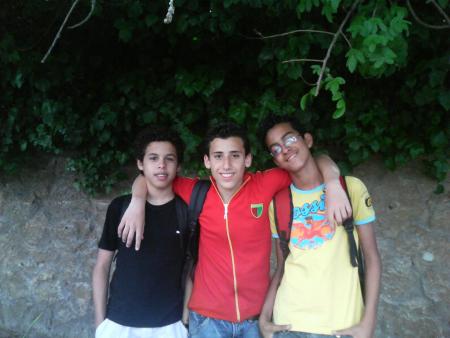 bon de gauche a droit ....mehdi ,yassine et enfin moi  vrement deux mecs de ouff